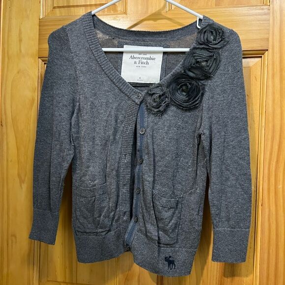 Gorgeous Abercrombie & Fitch size medium cardigan with floral accent - Picture 1 of 8